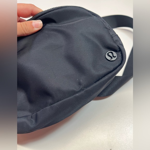 Lululemon Everywhere Black Belt Bag - Picture 4 of 12